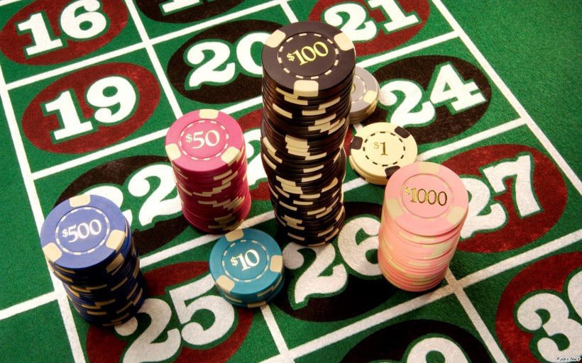 Mobile APP ဖြင့် Slots ဂိမ်း ကစားနေသောမြင်ကွင်း